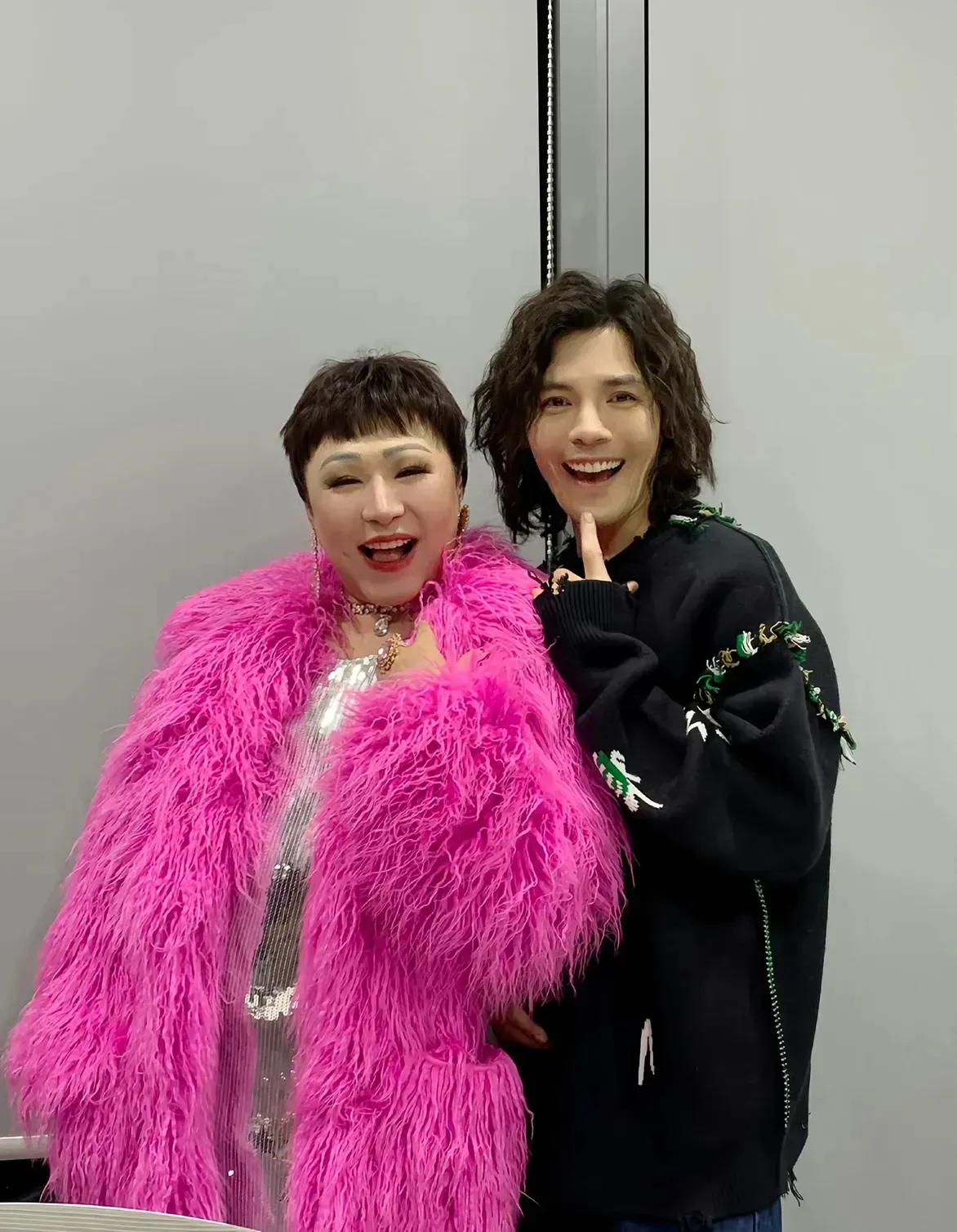 向佐见到了向太的模仿者，第一反应竟然是吓了一跳，两个人的互动好有有爱呀，但又觉得