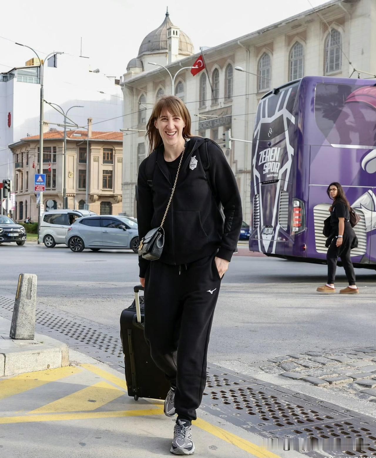 二姐米哈随库泽体育来到伊兹密尔，将在北京时间明天晚上19:30对阵戈兹泰佩。打完