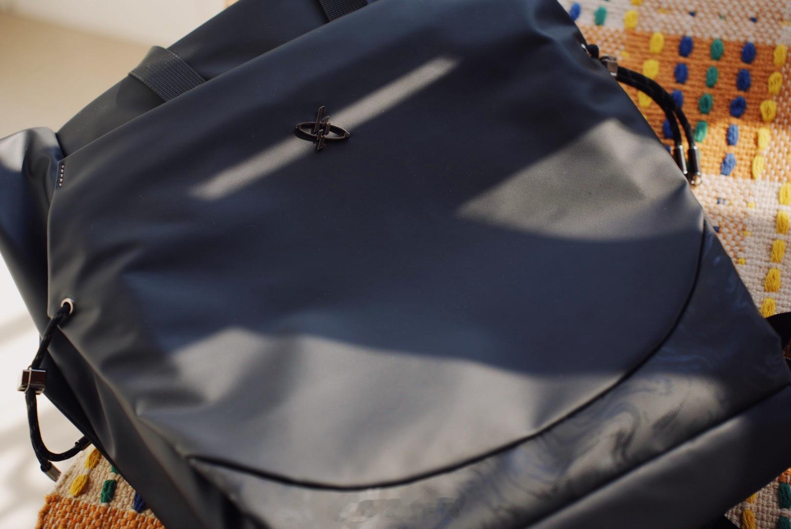 作为一个经常出差加有着频繁上下学通勤的大学生自媒体博主，有一款合适的包显得尤为重