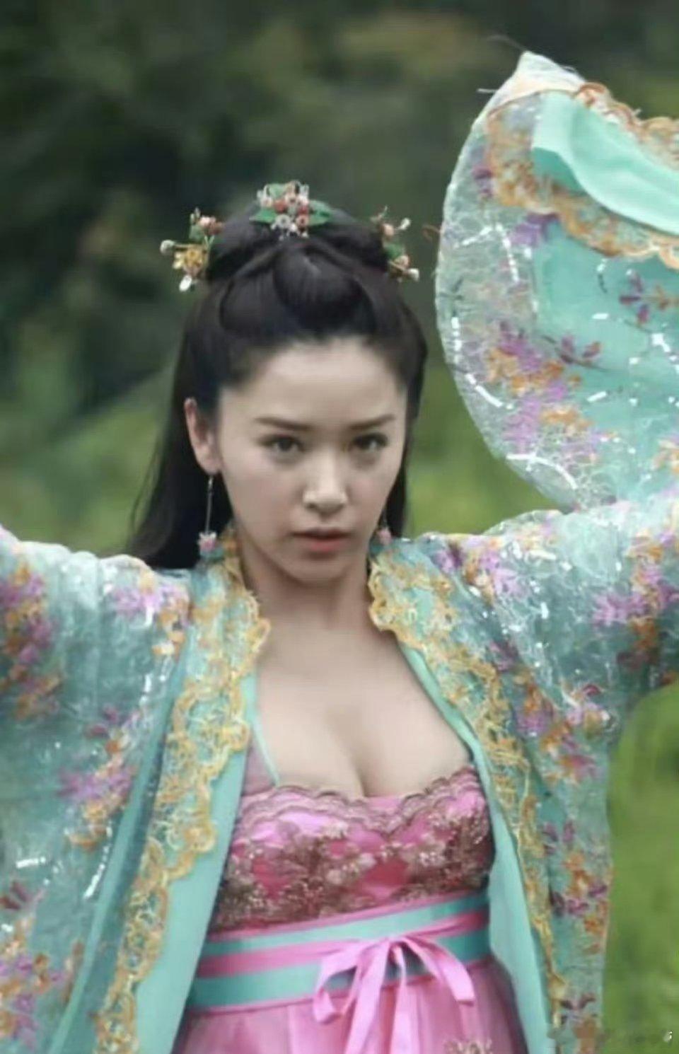 那时候看剧还没注意，古代哪有女人会这么穿？为什么把阚清子的衣服制作成这样？ 