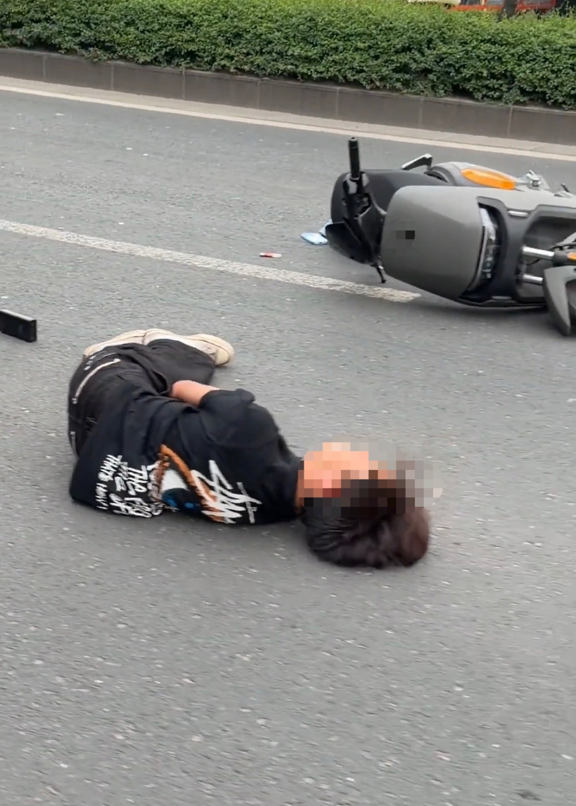 【玉林某车行路段少年骑车摔倒热心男子救助】5月1日，网友分享：下班路过玉林市玉博