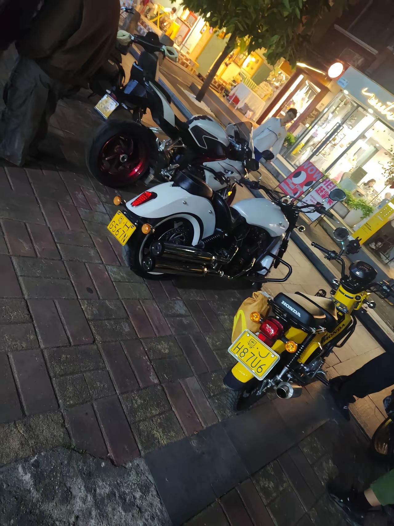 广州虽然禁摩，但是扣1分罚款200就可以随意骑摩托了，不像深圳要扣2000，所以