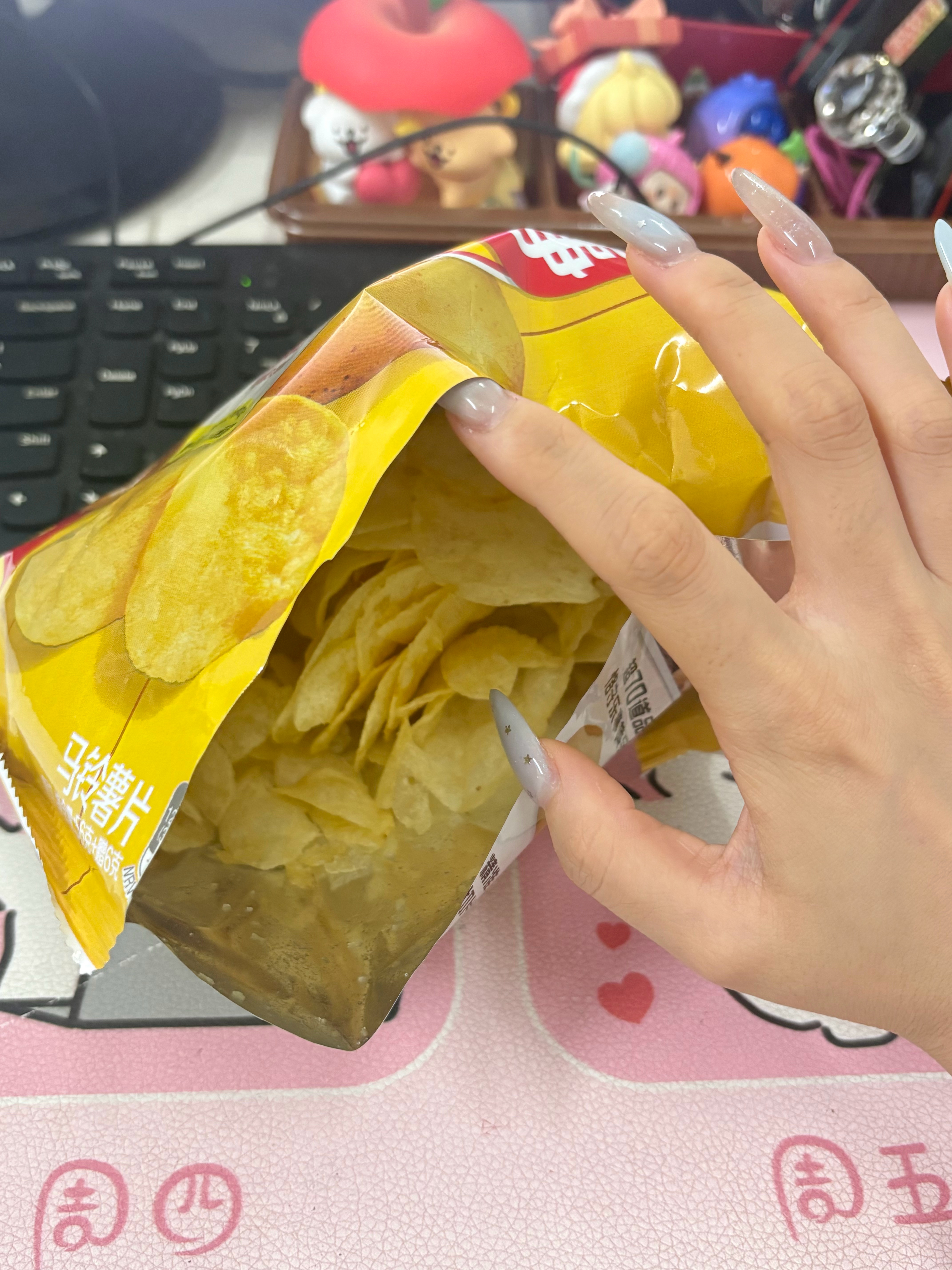 我就这样默默啃我的原味薯片世界上怎么有这么好吃的玩意儿