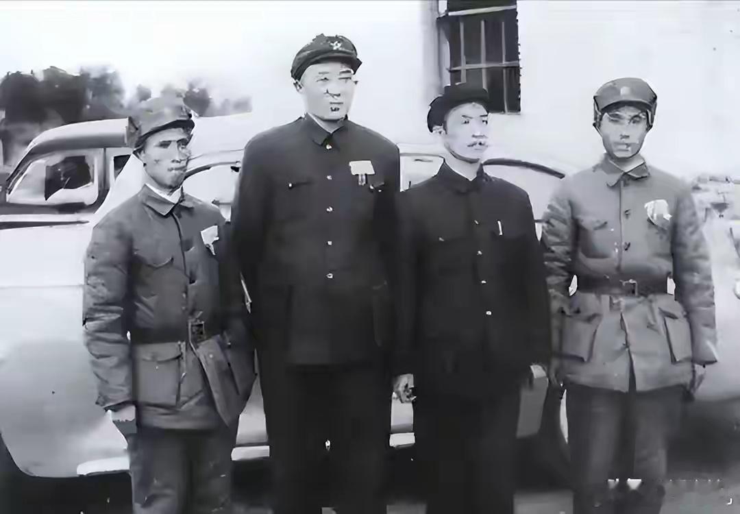 中间的高个子是罗大将，比他矮半头的这人是谁？左右两边儿的，穿军装的又是什么人？拜