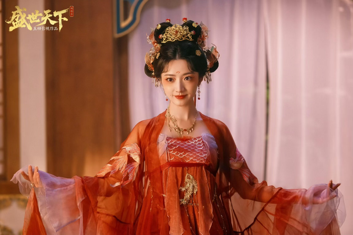 黄羿独闯天家不如成为天家 红衣、金冠、睥睨天下的眼神——黄羿这套女帝造型，是我心