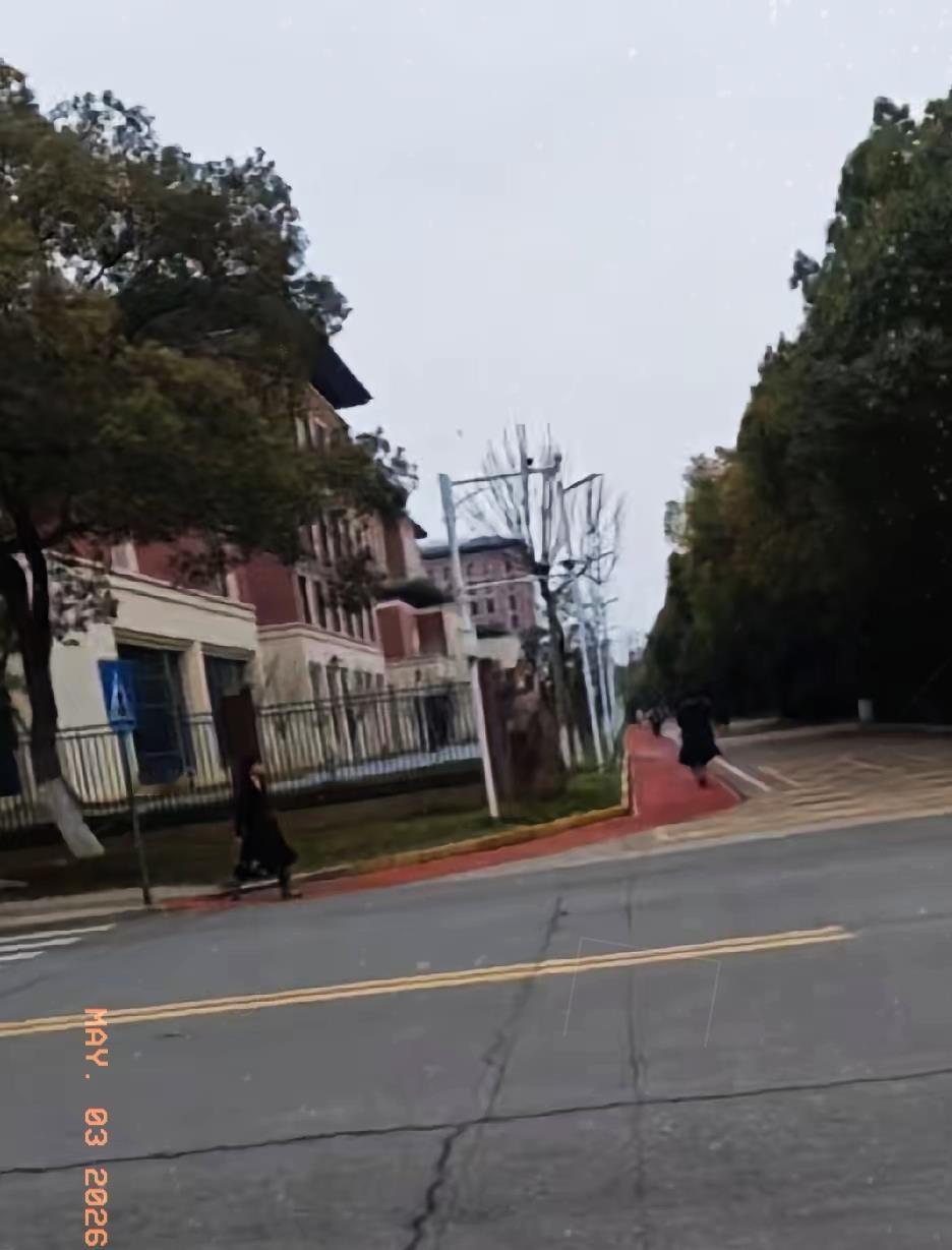 说实话，这种长辈吐槽晚辈“冷漠”的帖子，几乎每隔一段时间就要刷屏一次。
仔细看这