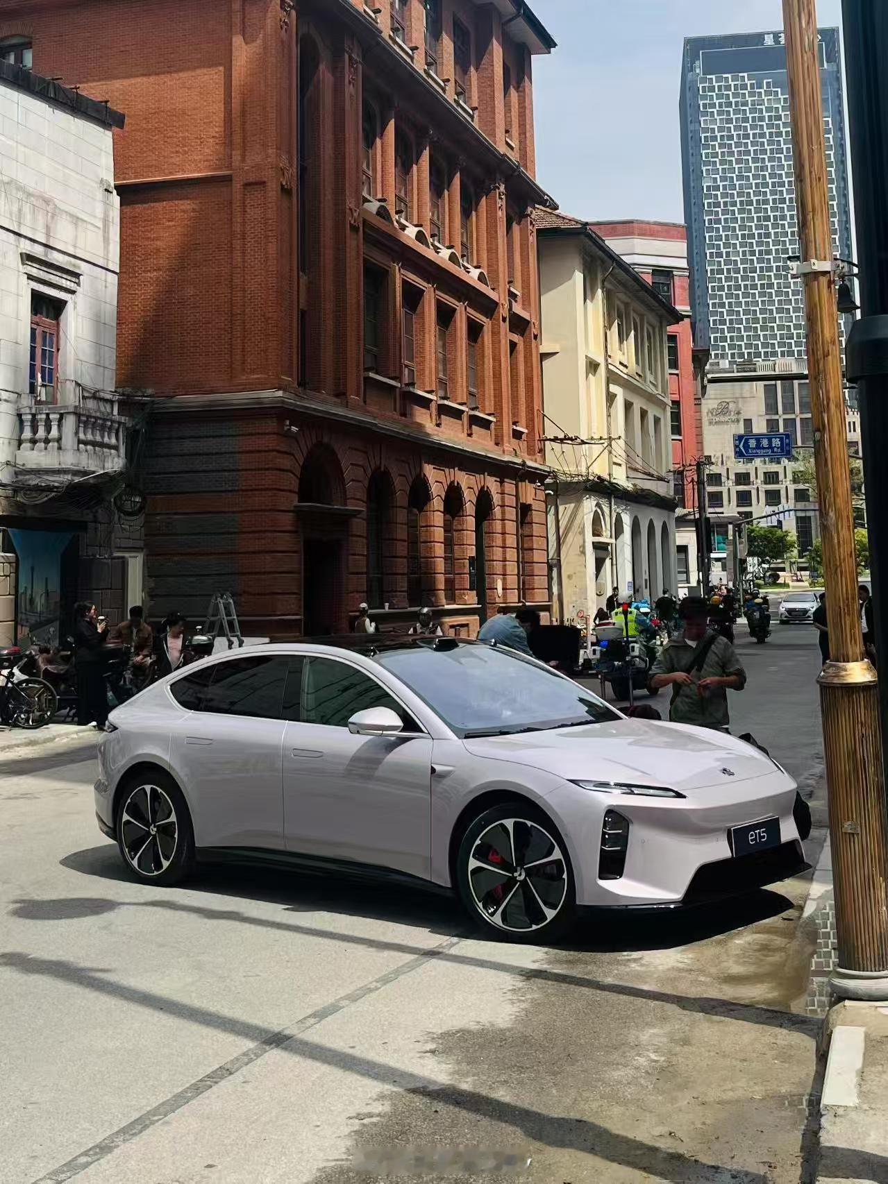 白天图看的很清楚，确实是新轮毂，25款ET5颜值不用多说挺多车友说像ET7的碳轮