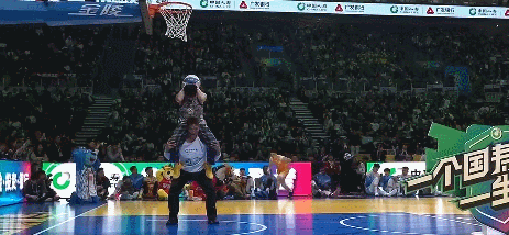 张鼎岩CBA扣篮大赛冠军 外卡选手张鼎岩夺得CBA扣篮大赛冠军，三扣全是50分 