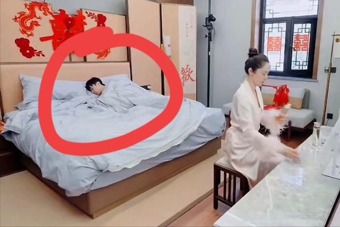 董璇张维伊新婚夜第二天清晨冲上热搜！新娘早起护肤容光焕发，新郎赖床不起眼神迷离，