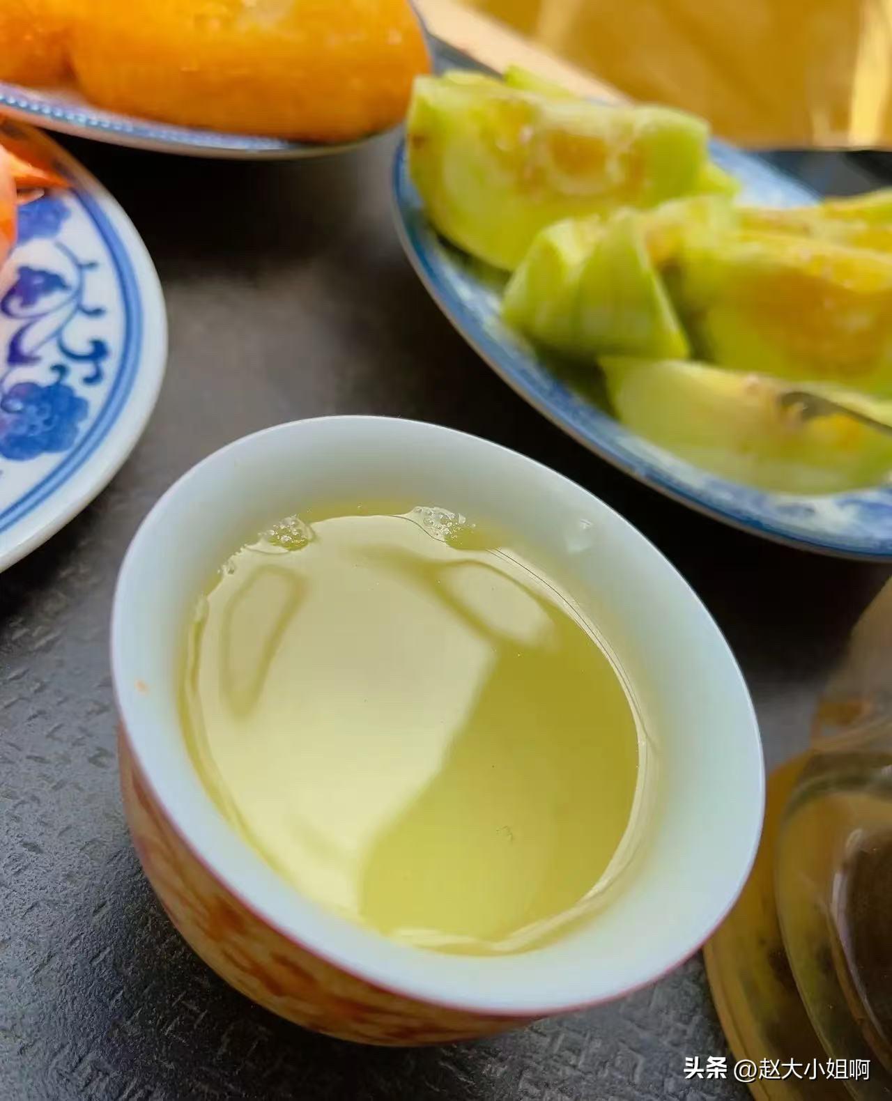 气死我了，挑战我的小脾气。
下午有个新顾客要一斤口粮绿茶，说这天气热的就想喝口绿