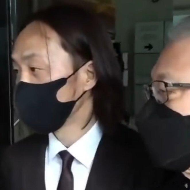 郑中基回应离婚8000元赡养费传言两个人相爱一场最后结局却堪比仇人[淡淡的] ​