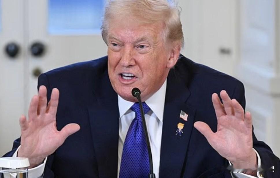 特朗普政府内部正考虑对古巴实施全面海上封锁，以切断其石油进口。这一旨在推动古巴政