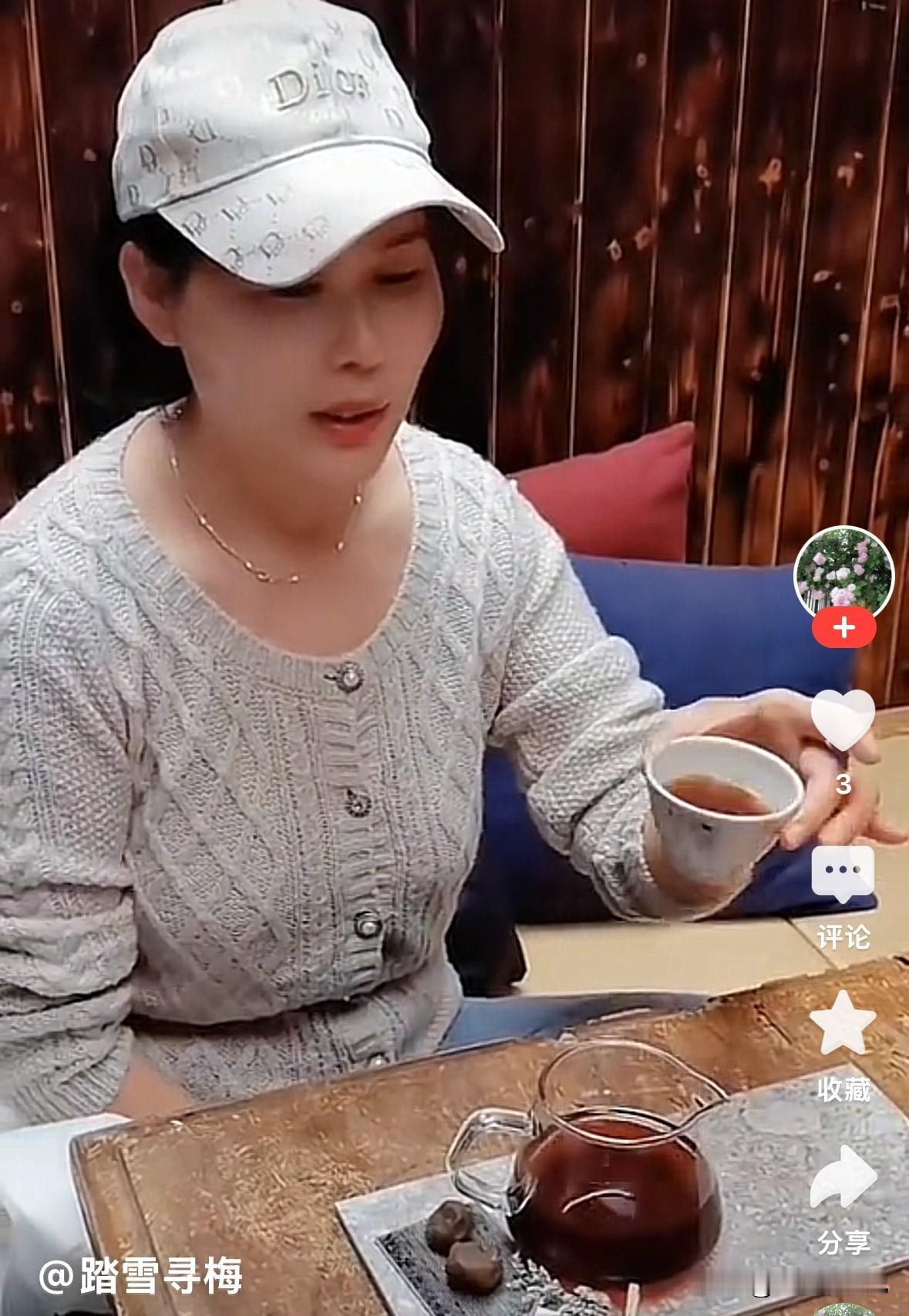 马筱梅带全家出来喝下午茶，
一杯茶500块钱，
一杯咖啡500块钱，
还有一些小