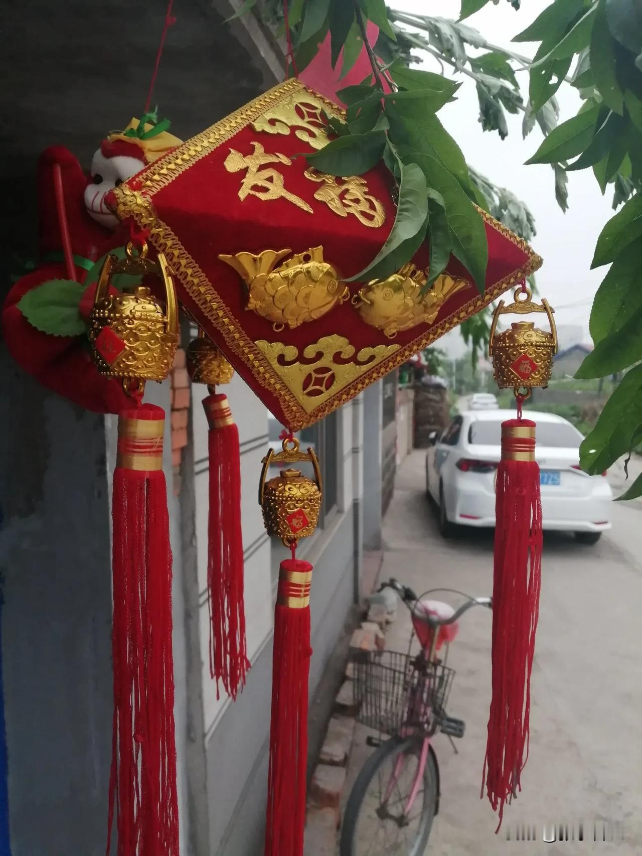 民俗话端午
源于纪念爱国诗人屈原而形成的端午节，在当今国泰民安的盛世里，更显得妙