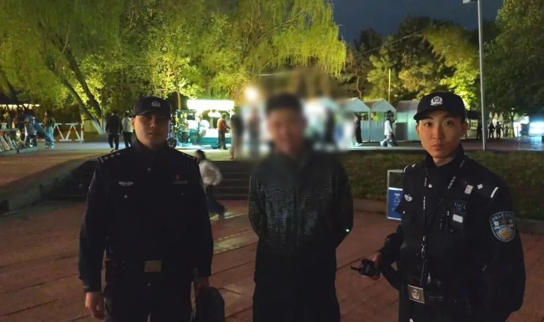 民警立即处置后，男子再次施放无人机向场馆复飞，飞行高度达194米。民警迅速锁定违