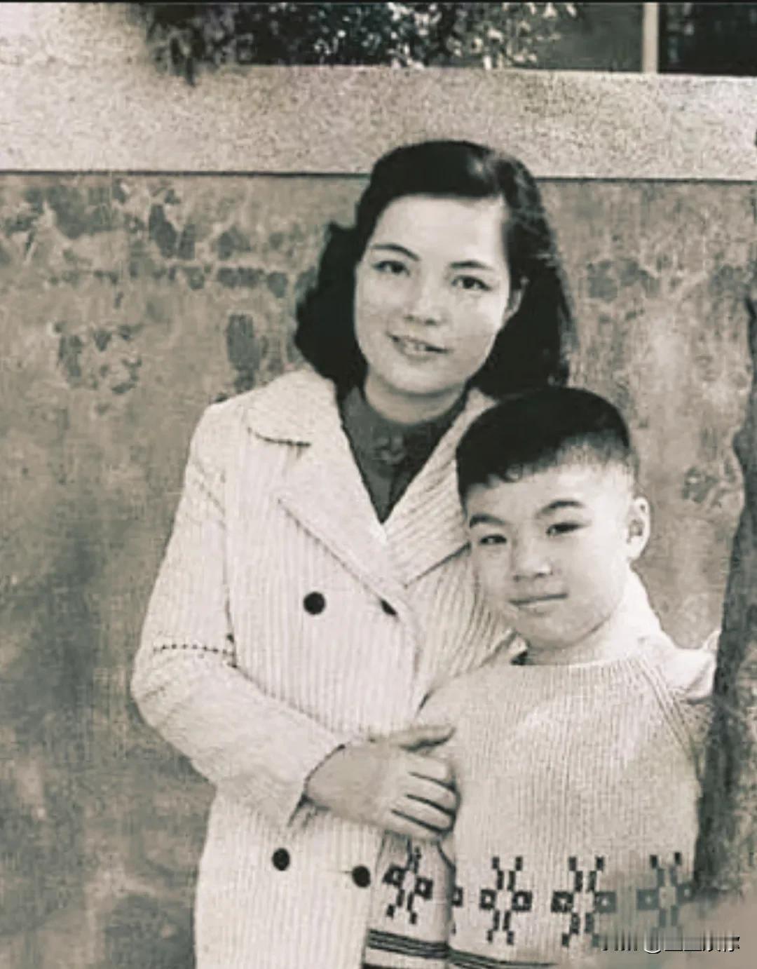 不管怎么说，平鑫涛的前妻再普通也比琼瑶漂亮得多，前妻再贫困也比平鑫涛当年富裕得多