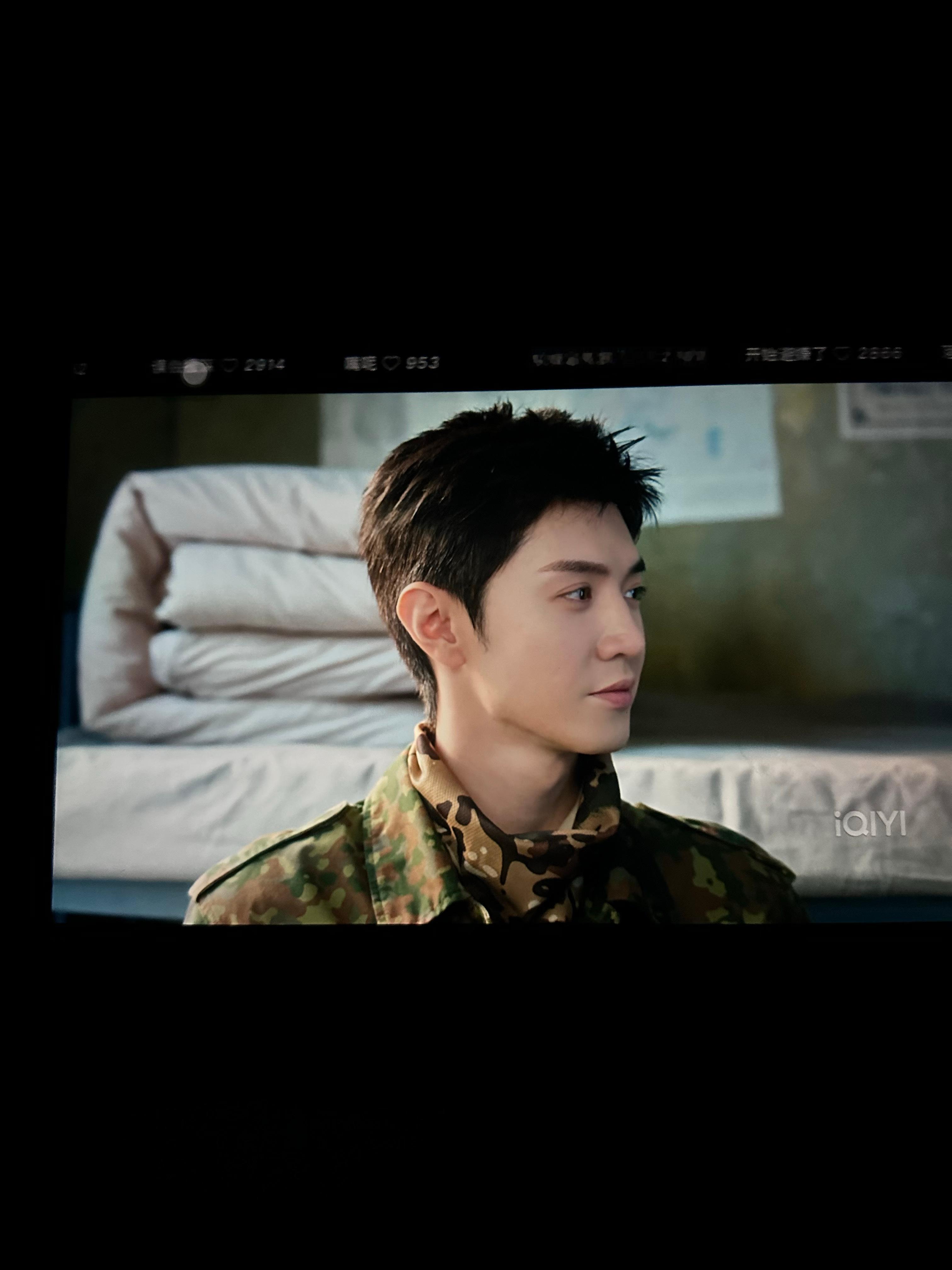 前两天刚又看了一遍偷偷藏不住 今天又来看白色橄榄树 陈哲远的角色怎么都这么有魅力