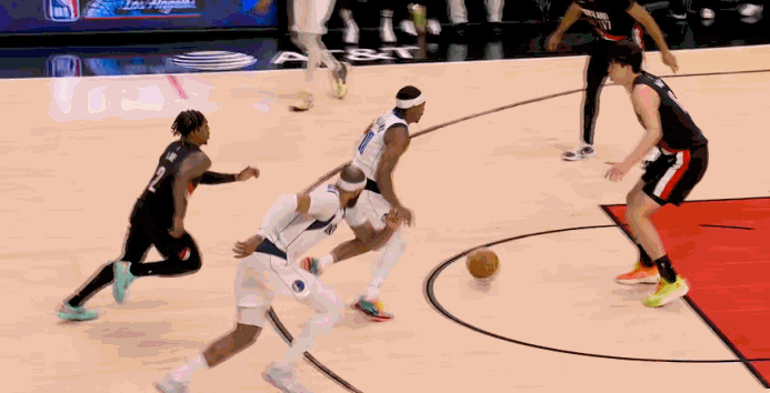 跟不上！杨瀚森补防吃到个人第犯！
在今天NBA常规赛开拓者对阵独行侠的第一节比赛