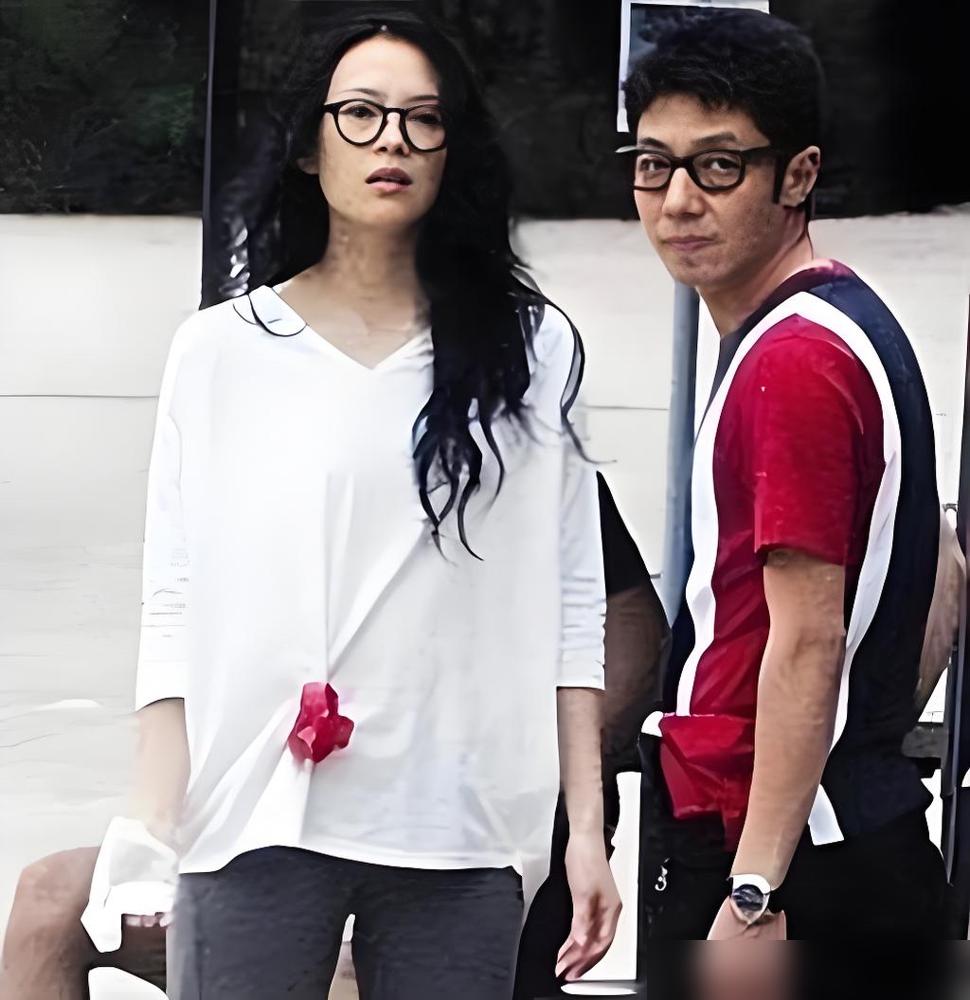 章子怡她妈当年一句话，就把撒贝宁的自尊心踩在脚下：“我女儿挣的钱是他的70倍。”