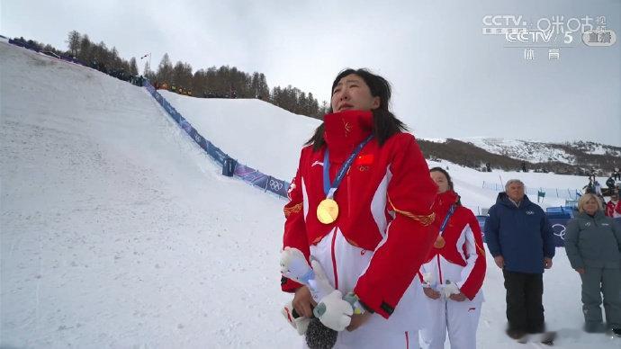 徐梦桃唱国歌眼泪止不住颁奖台上喜极而泣，致敬徐梦桃，自由式滑雪空中技巧的历史最佳