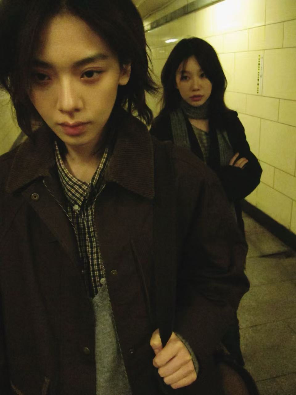 在徐梦洁王晓赟子写真看了段be 这组写真直接封神！复古光影里的破碎感，俩人同框的