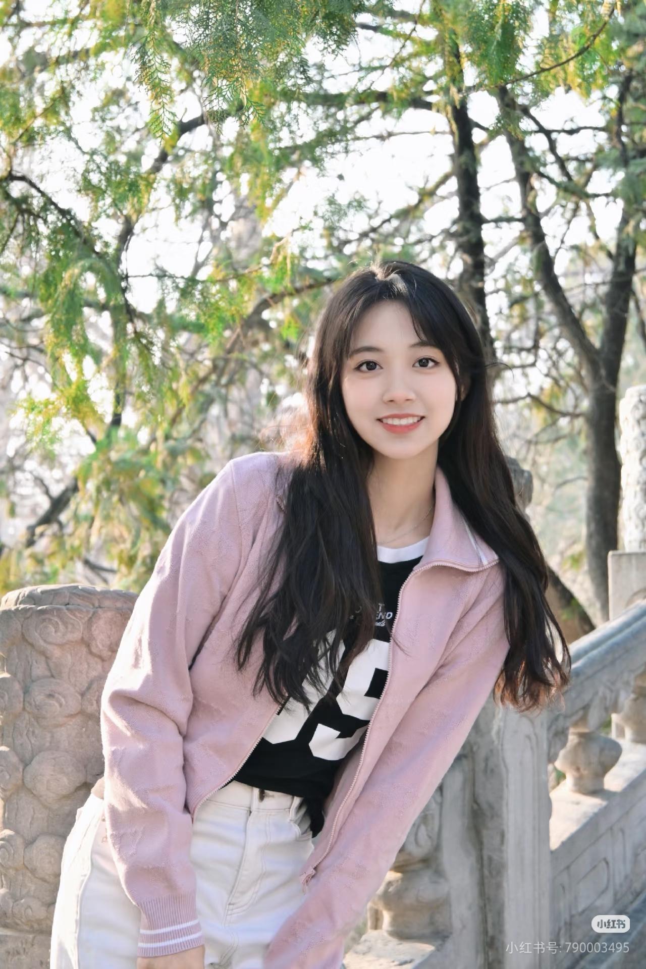 春风拂面笑，花影映人娇。