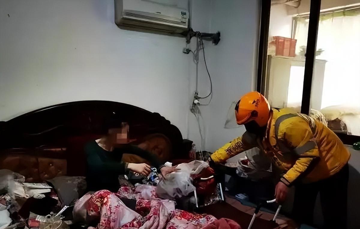 说件让人五味杂陈的真事，一位外卖小哥在爆单的午高峰，竟然主动关掉接单系统，硬生生