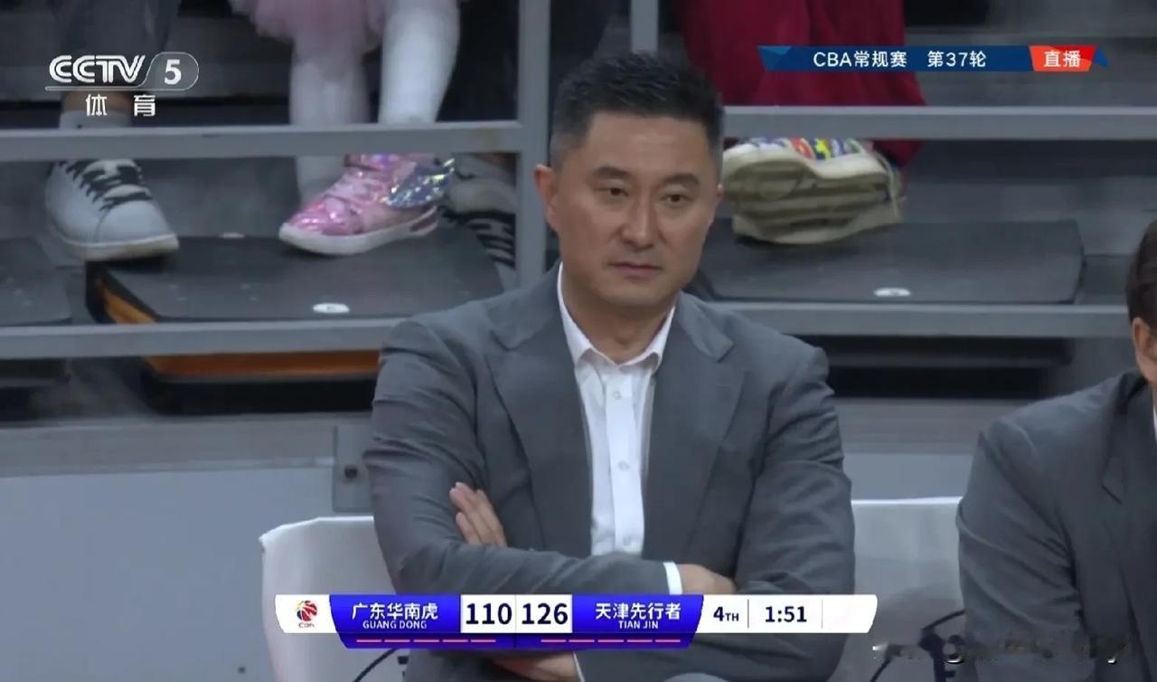 谁能想到！全员健康的广东男篮竟然惨负天津男篮。

比赛快结束时镜头扫到场边的杜锋