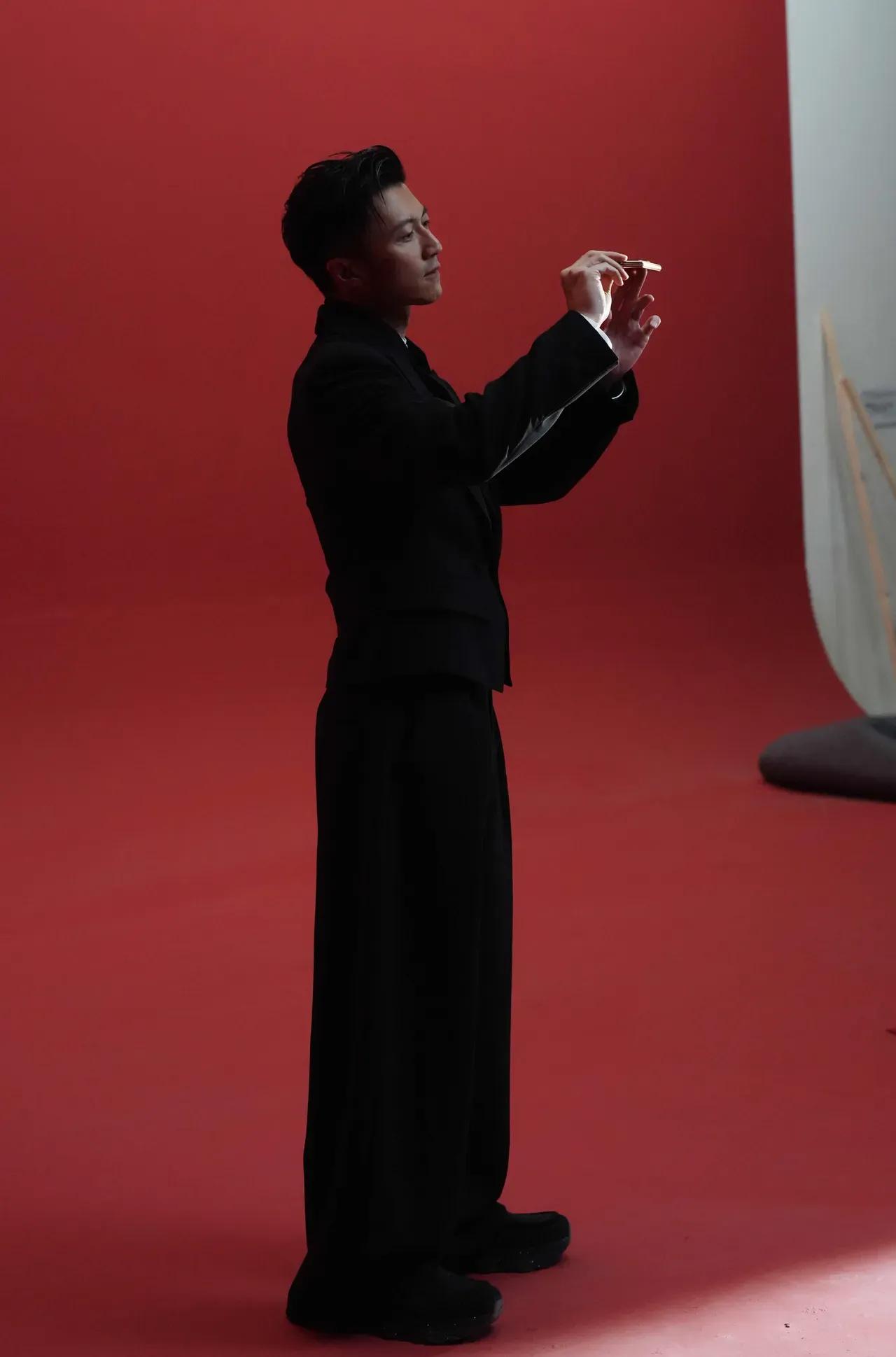 谢霆锋路透实锤！荣耀全新折叠屏旗舰要来
 
谢霆锋工作现场路透意外曝光重磅信息，