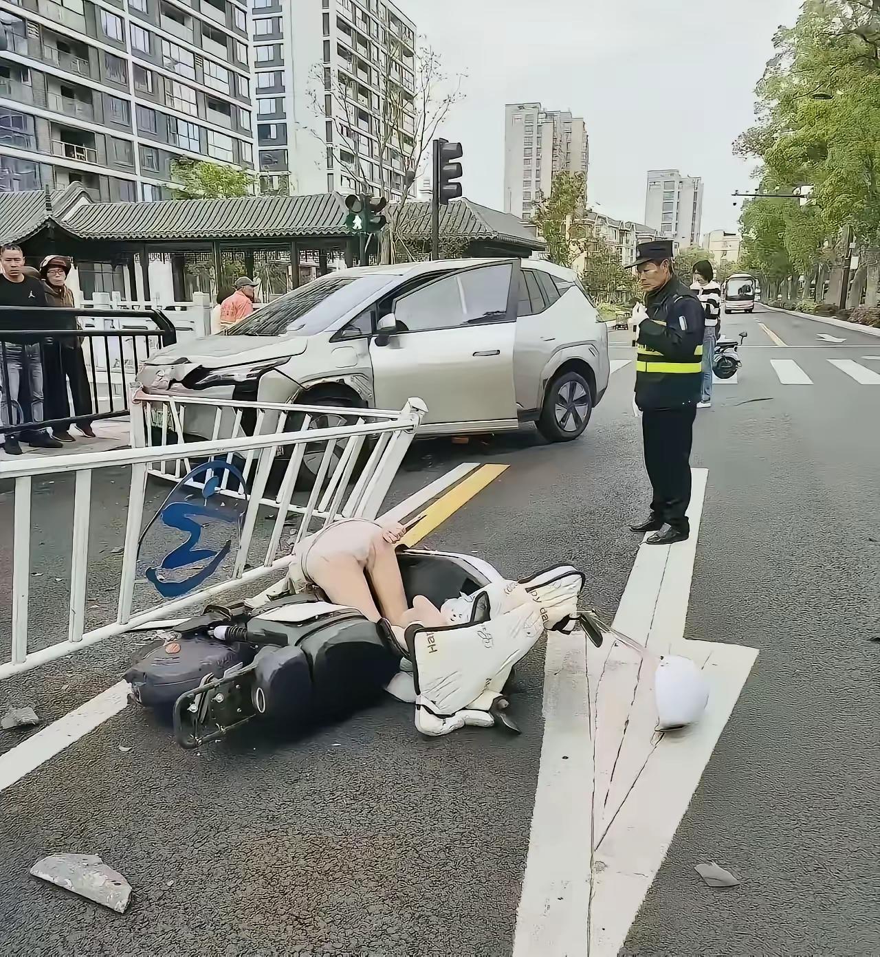 围观的老人，是不是事故的目击者？