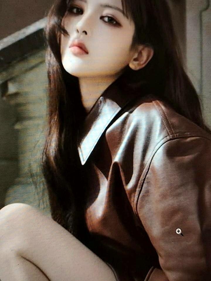 在时尚圈被当成“照妖镜”的女明星，杨超越算一个。

身高168cm，头小脸小，早
