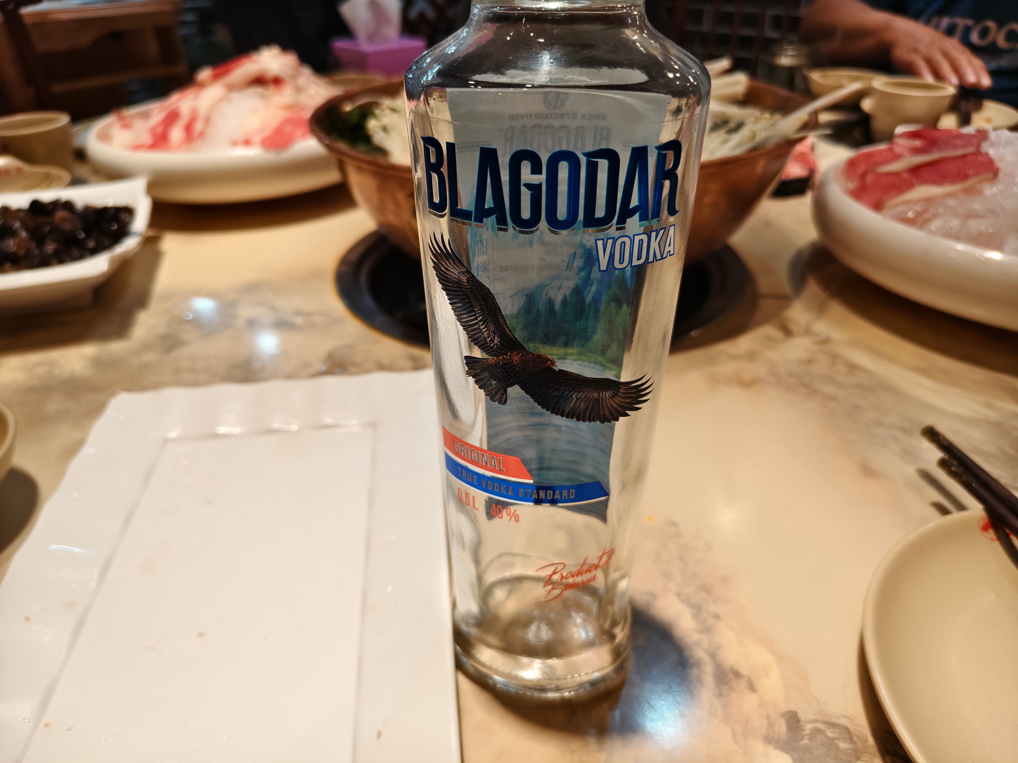 刘宇宁说女孩子在外面不能喝酒。我弟说：“刘宇宁说的对，但你是老爷们儿，不是女孩子