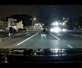 夜晚开车本就紧张，突然有行人闯出就够闹心了，这人还不躲，甚至拿东西攻击车玻璃，真