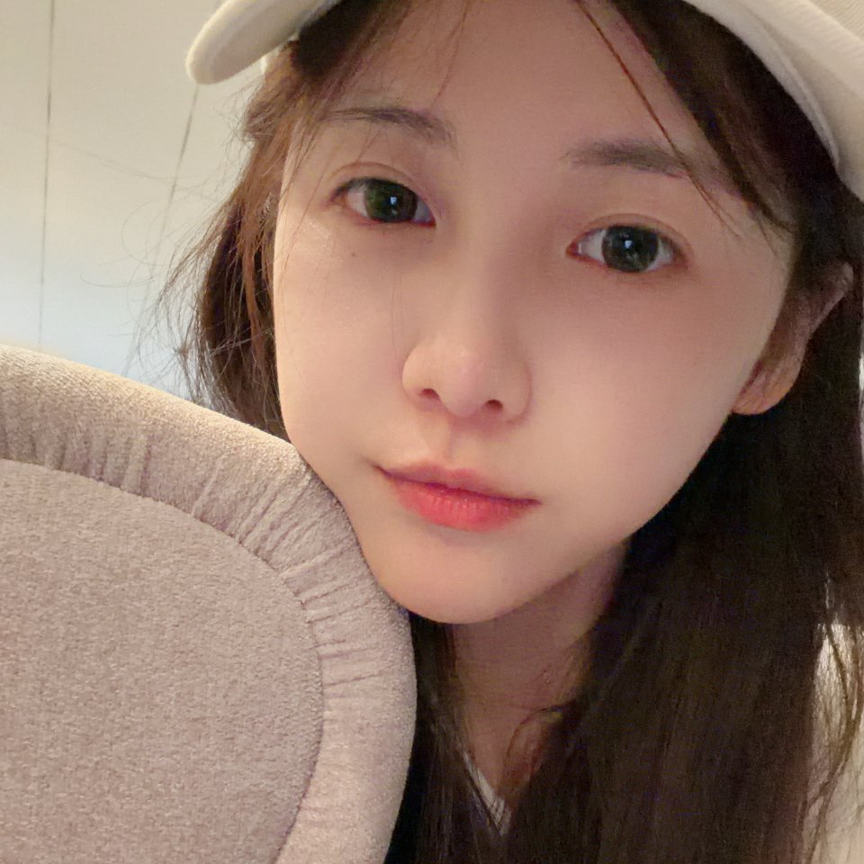 思慕社字母 “我们曾共享同一轮月亮，却终究走向不同的潮汐。后来我总在深夜看海，假
