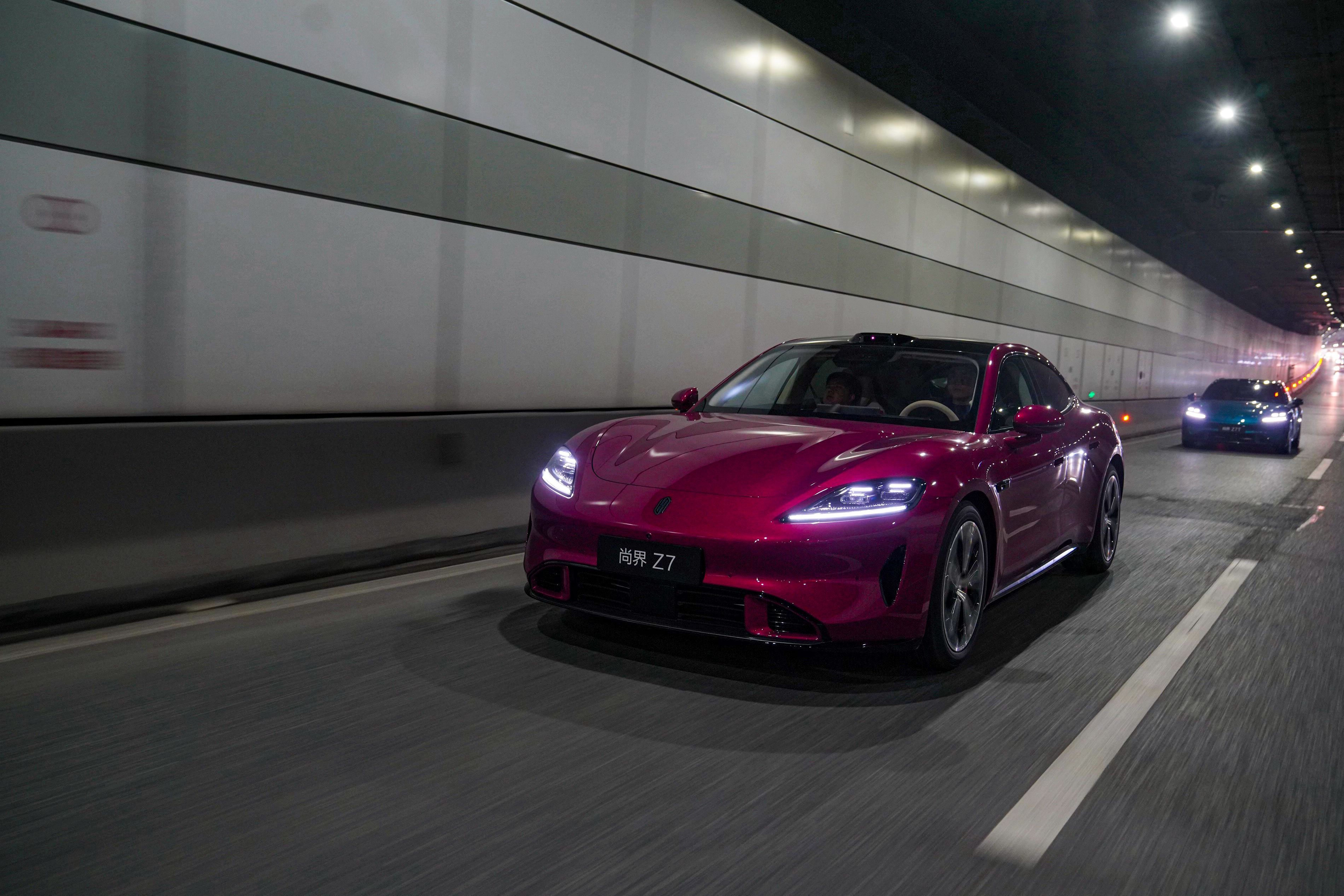 不止好开，更是好玩！尚界Z7在动态体验中充分展现性能轿跑本色。运动+模式下转向沉