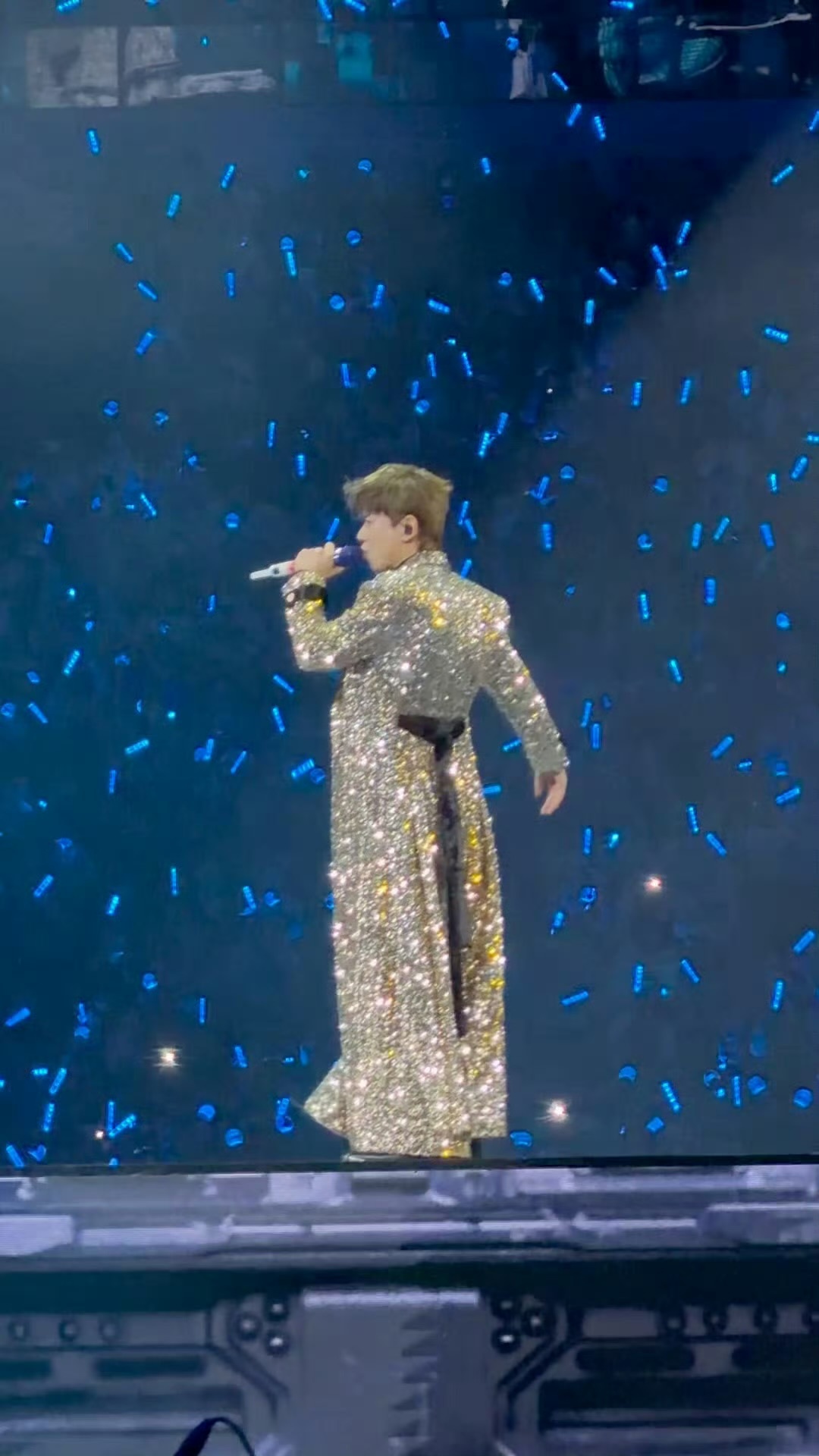 张杰不再参加任何需要投票的活动张杰在自己家乡成都的演唱会宣布：从今天起，所有需要