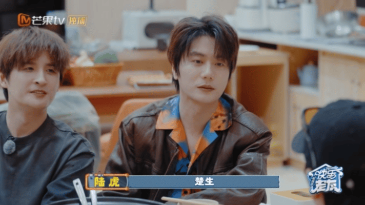 陆虎疑似菌子中毒出现幻觉快乐老友有风季 笑到肚子疼！陆虎吃菌子后嘴唇发黑，出现幻