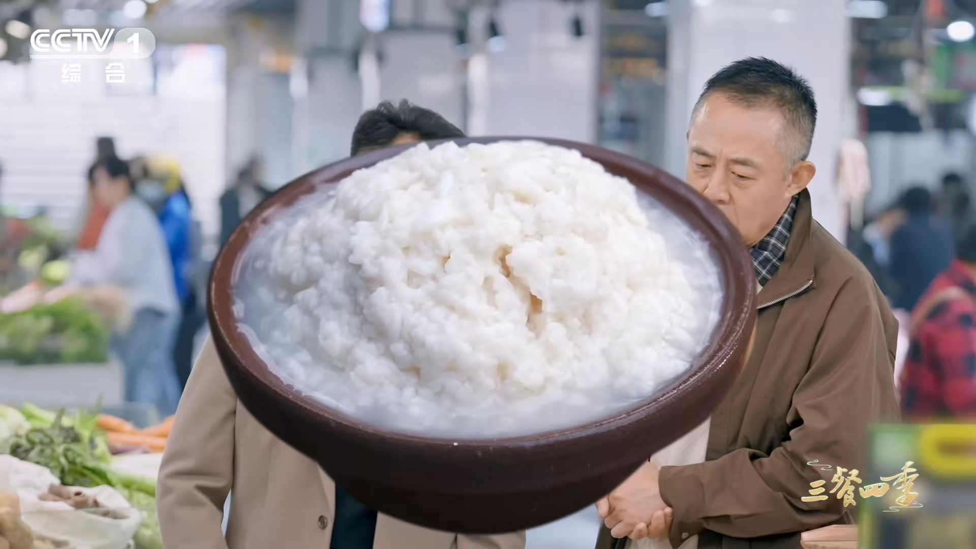 江西居然还有不辣的菜 在吃辣大省江西，藏着一道“清流”——酒糟肉。一滴辣椒不放，