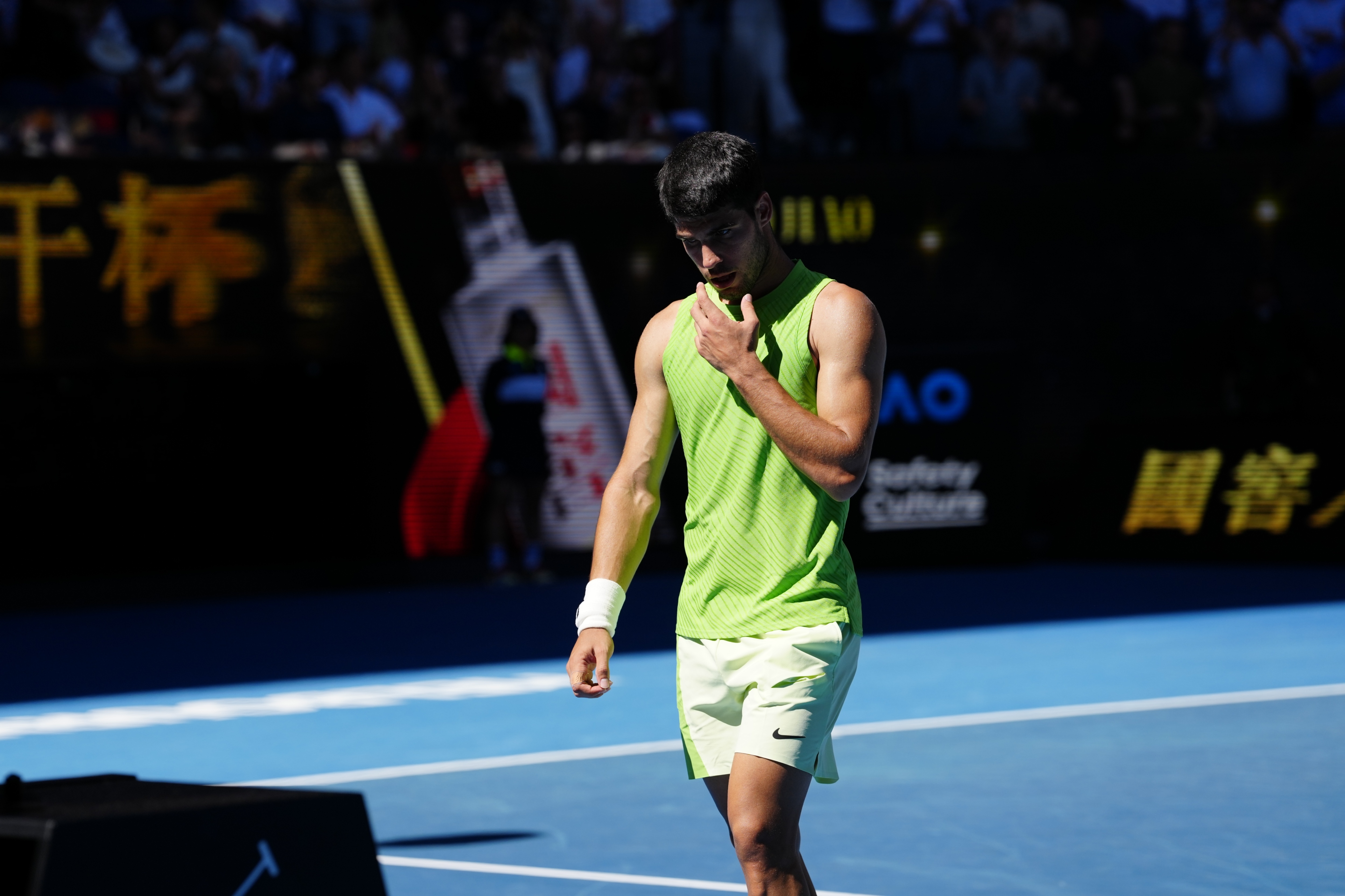 阿尔卡拉斯晋级澳网男单16强  阿尔卡拉斯6-2/6-4/6-1横扫穆泰，连续三