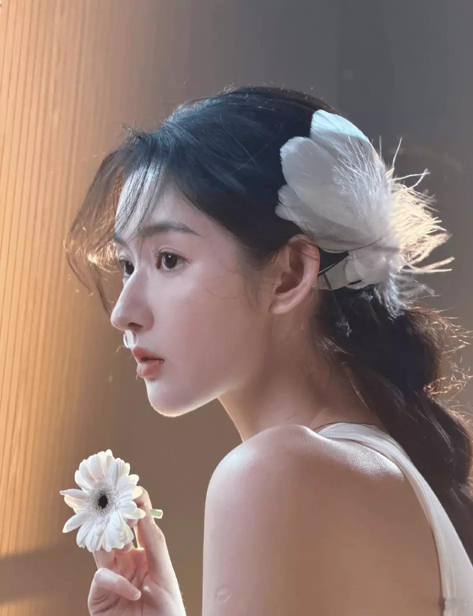 分享娱乐分享娱乐 王玉雯白裙展现灵动舞姿 雏菊点缀温柔氛围 