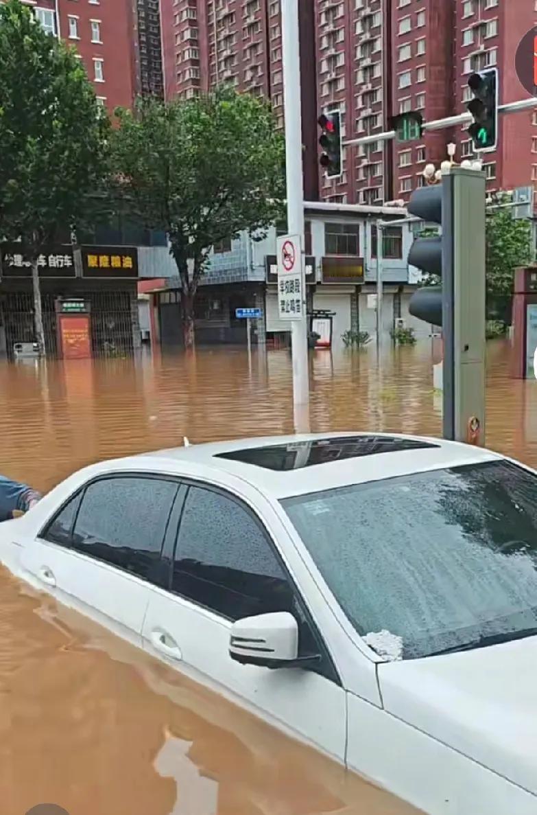 保定易县出现罕见暴雨天气，祈求平安！
 7月24日19时至25日6时，保定易县出