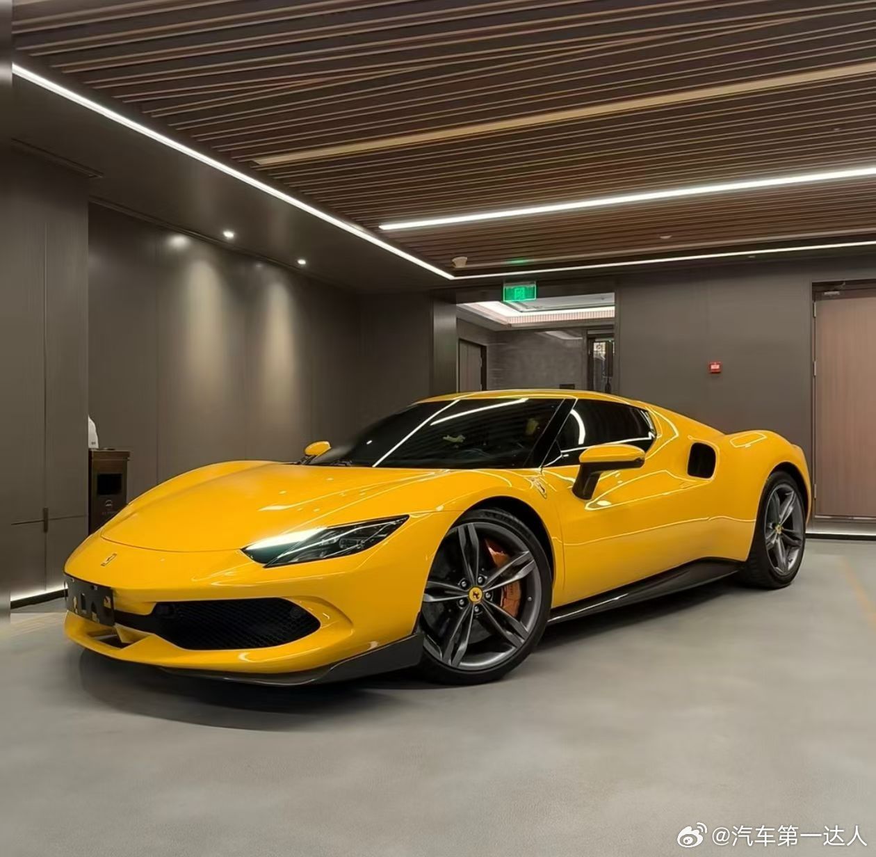 法拉利296 GTB，高定版配色 黄外白内，赛道座椅 