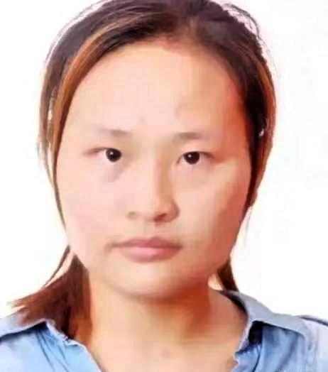 她出生起就被父母抛弃，把她送给村里的一对光棍兄弟，谁料，俩兄弟如获至宝，而让兄弟