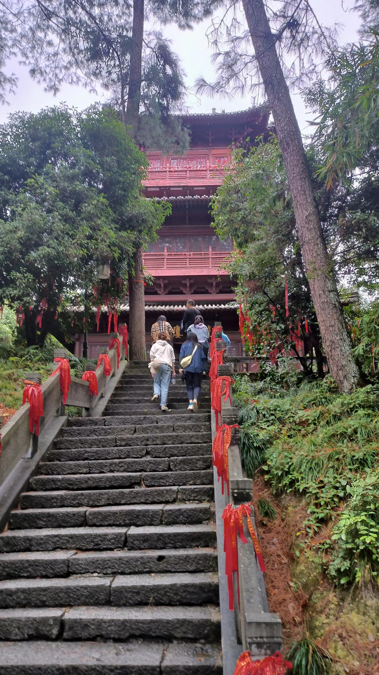 昨天丢人啊
          昨天游艇靠近景点，大家自由活动，上山观千岛湖全景