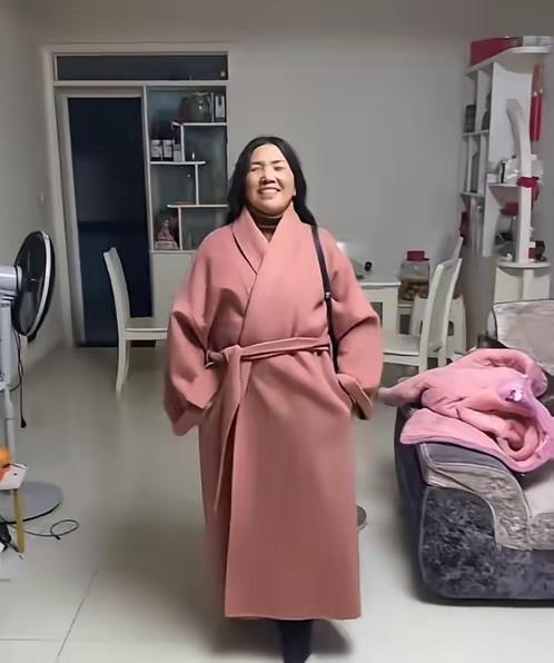 姐姐一辈子没有穿过风衣，今天花了一千多买回来了，回家就穿上了。这怎么穿上看着，是