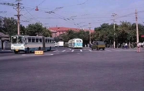 真实的北京老照片（4）
1.北池子大街北口
2.1970年代末的公主坟环岛
3.
