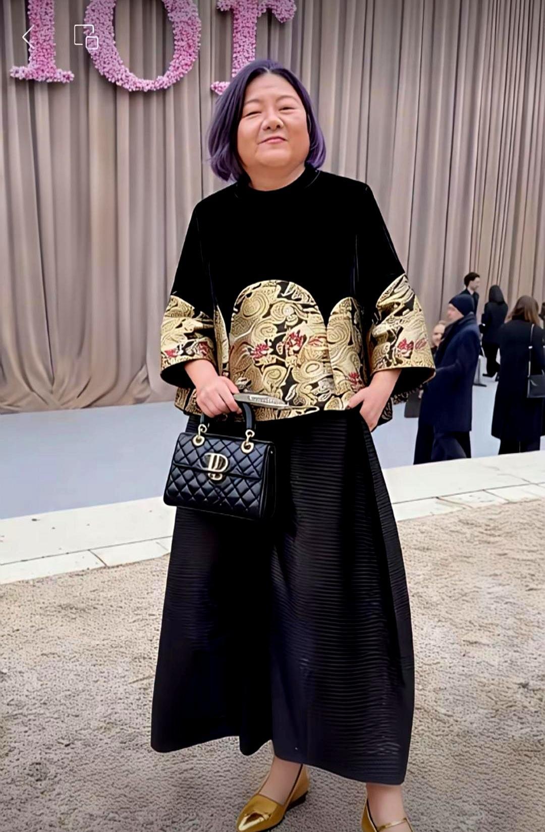 65岁洪晃裹件外套逛迪奥秀场，素颜竟抢光所有明星镜头。
 
王玉雯露腿在冷风里咬