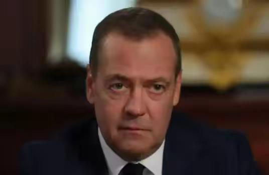 西方根本不想和谈，这边俄美总统刚通完电话聊停火，那边梅德韦杰夫直接把话挑明了，这