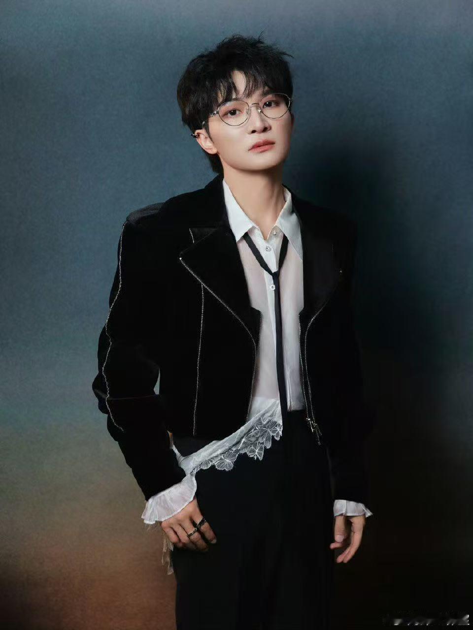 周深大鱼变大马 周深这波即兴改词太有意思了，大鱼变大马不仅没违和感，反而多了一种