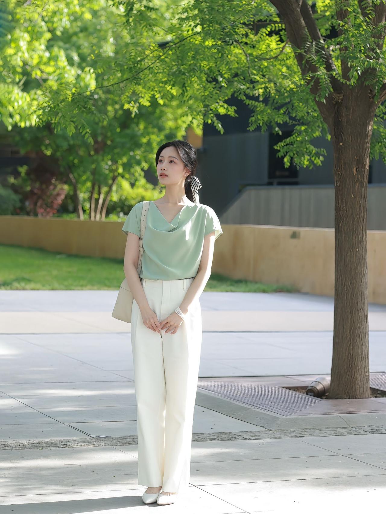 清新夏日穿搭，浅绿色上衣搭配白色长裤，简约优雅。